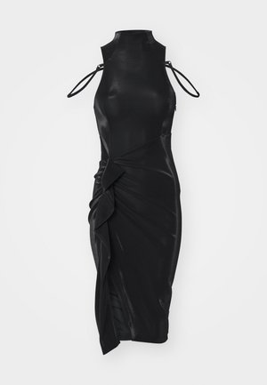 Czarna sukienka z wysokim dekoltem, z wąskimi ramiączkami i skręconym, drapowanym przodem. Wykonana z gładkiego, błyszczącego materiału w dopasowanej sylwetce.