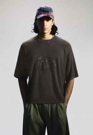 Bershka, FADED-EFFECT WITH PATCHES - T-SHIRT - Tričko s potlačou - grey
