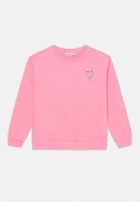 Sweatshirt rosa com mangas longas, punhos e bainha canelados, apresentando um pequeno detalhe de coração riscado no lado esquerdo do peito. Textura do tecido suave.