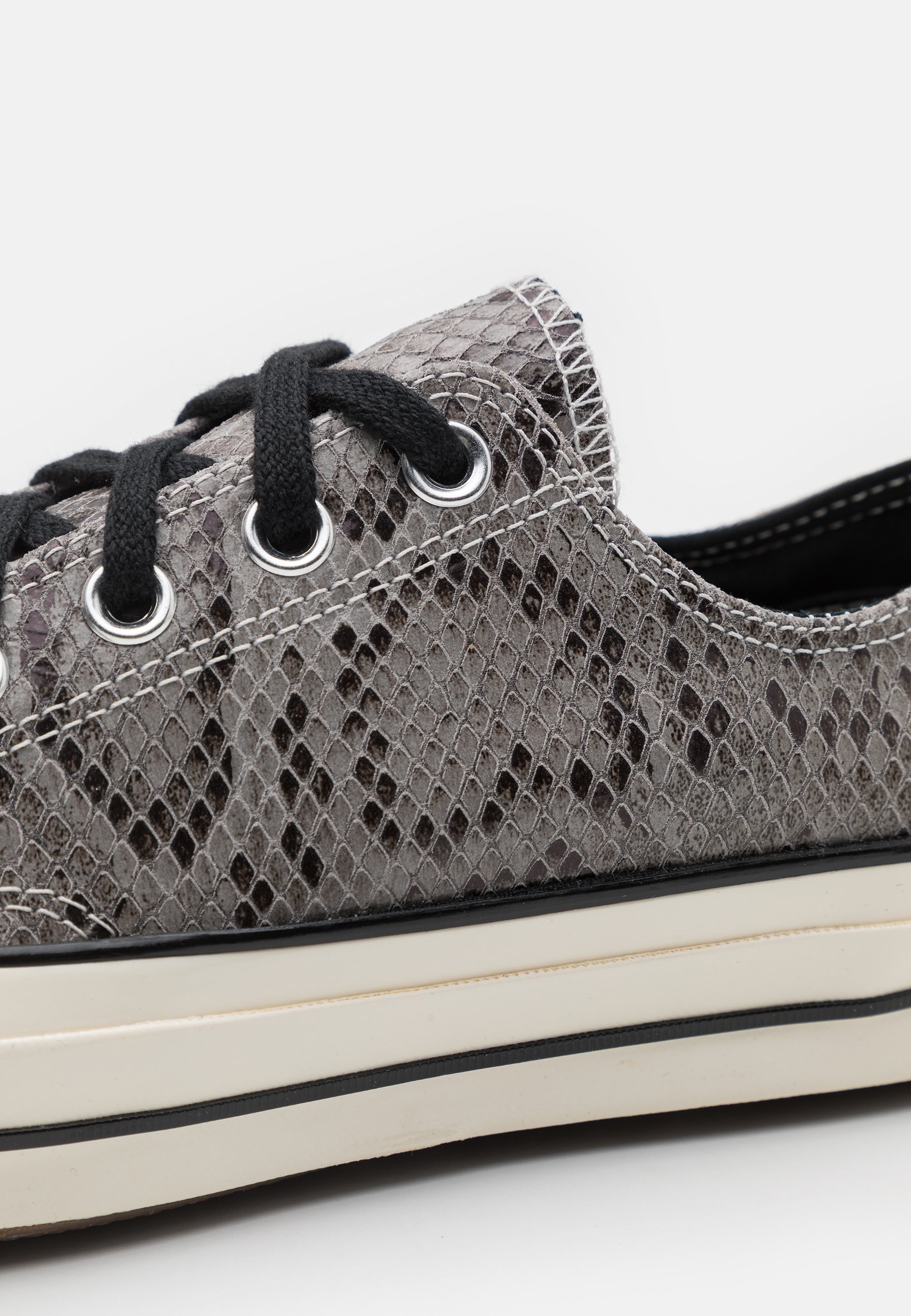 converse blanche reptile