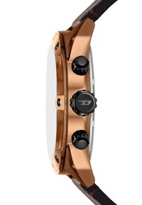 Zegarek w odcieniu brązu z przezroczystą tarczą, teksturowaną koroną i przyciskami. Posiada okrągłą kopertę i ciemno-brązowy skórzany pasek.