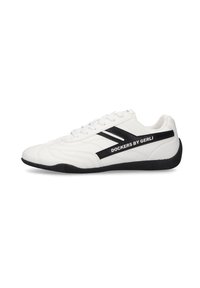 Weißer Sportschuh mit einem glatten Lederoberteil, schwarzen Akzenten und einer strukturierten Gummisohle. Schnürsenkel und Markenlogo sind an der Seite sichtbar.