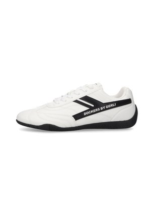 Weißer Sportschuh mit einem glatten Lederoberteil, schwarzen Akzenten und einer strukturierten Gummisohle. Schnürsenkel und Markenlogo sind an der Seite sichtbar.