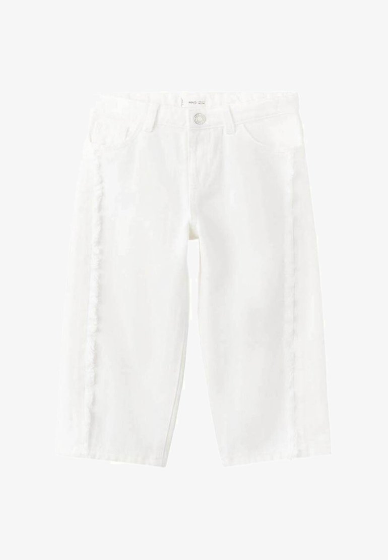 Hvide knælange denimshorts med flossede sidesømme, forlommer, bæltestropper og knaplukning.