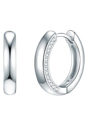 Orecchini a cerchio in argento con un design liscio e arrotondato, caratterizzati da una fila di pietre scintillanti incastonate lungo un bordo.