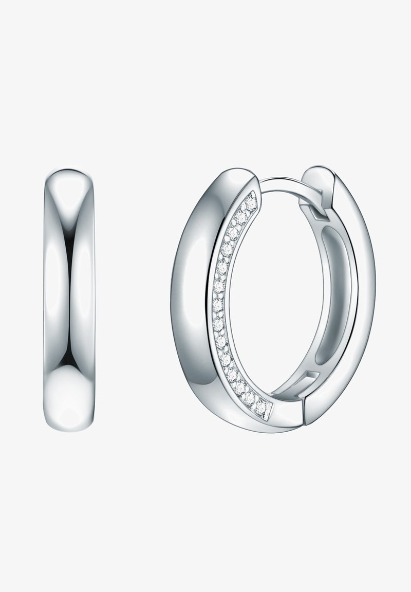 Strieborné kruhové náušnice so hladkým, zaobleným dizajnom a radom zabudovaných trblietavých kamienkov pozdĺž jednej hrany.
