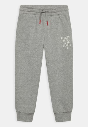 Graue Jogginghose mit elastischen Bündchen und Bund, roten Kordelenden und weißem Text "BECAUSE THERE IS NO PLANET B" am linken Oberschenkel.
