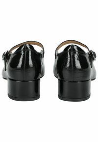 Scarpe slingback in vernice nera con tacco basso, dotate di una sottile tracolla alla caviglia e superficie liscia.