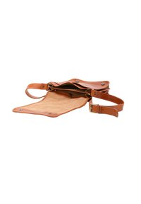 Borsa a tracolla in pelle marrone con pattina, bottoni metallici, tracolla regolabile e interno in suede. Design aperto con base piatta.