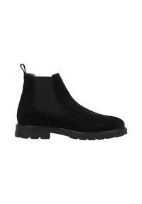 Botín Chelsea de ante negro con paneles laterales elásticos, puntera redonda y suela de goma texturizada en negro. Incluye una lengüeta para facilitar el calzado.