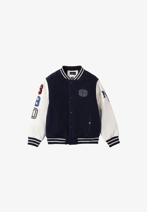 Giacca varsity blu navy con maniche bianche, polsini a righe ed "SBD" e "N" ricamati sulle maniche. Bottoni a pressione e due tasche frontali.