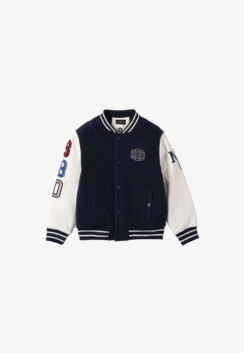 Marineblauwe collegejack met witte mouwen, gestreepte boorden en geborduurde "SBD" en "N" op de mouwen. Drukknopen en twee voorzakken.