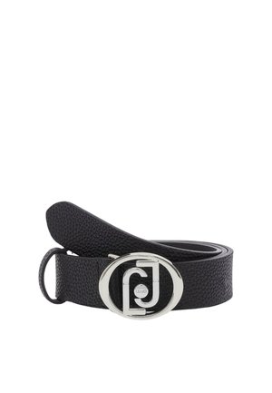 Cinturón de cuero negro texturizado enrollado con una hebilla redonda de plata que presenta un diseño abstracto recortado.