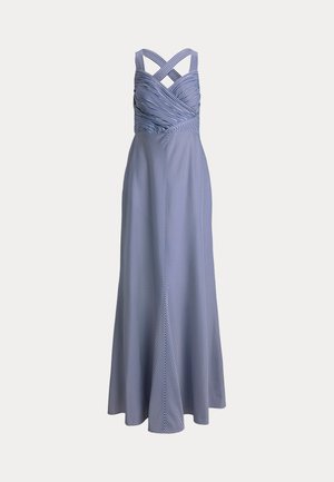 Robe longue jusqu'au sol à rayures bleu marine et blanches avec bretelles croisées et corsage ajusté à fronces, s'élargissant en une jupe fluide.