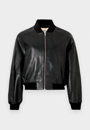Czarna skórzana kurtka bomber z zamkiem błyskawicznym, prążkowanym kołnierzem i mankietami oraz bocznymi kieszeniami. Gładka faktura, krótki fason.