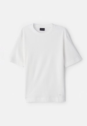 Balta trumpa rankovė t-shirt, pagaminta iš tekstūrinio, raukšlėto audinio. Turi apvalų kaklą ir nedidelį logotipo akcentą šalia apatinės dalies.