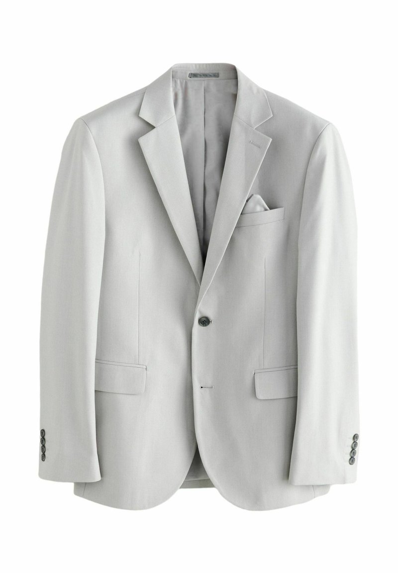 Chaqueta de traje gris claro hecha de una tela con una textura suave. Presenta un solo botón, dos bolsillos frontales y un pañuelo de bolsillo.