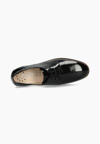 Chaussure habillée en cuir verni noir avec un laçage, bout arrondi et semelle beige. L'intérieur présente des perforations pour une meilleure respirabilité.