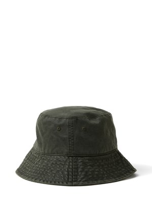 Sombrero tipo bucket de tela verde oscuro con costuras cosidas y pequeños ojales en la parte superior, mostrado sobre un fondo blanco.