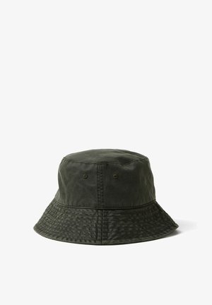 Sombrero tipo bucket de tela verde oscuro con costuras cosidas y pequeños ojales en la parte superior, mostrado sobre un fondo blanco.
