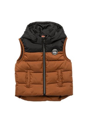 Polstret vest med sort hætte og brun krop, der har en frontlynlås, sidelommer og et logo-patch på brystet. Vandafvisende materiale.