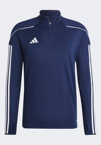 Pullover atletico blu navy, maniche lunghe, collo con zip a metà, presenta strisce bianche sulle spalle e sulle maniche, realizzato in materiale traspirante con un design testurizzato.