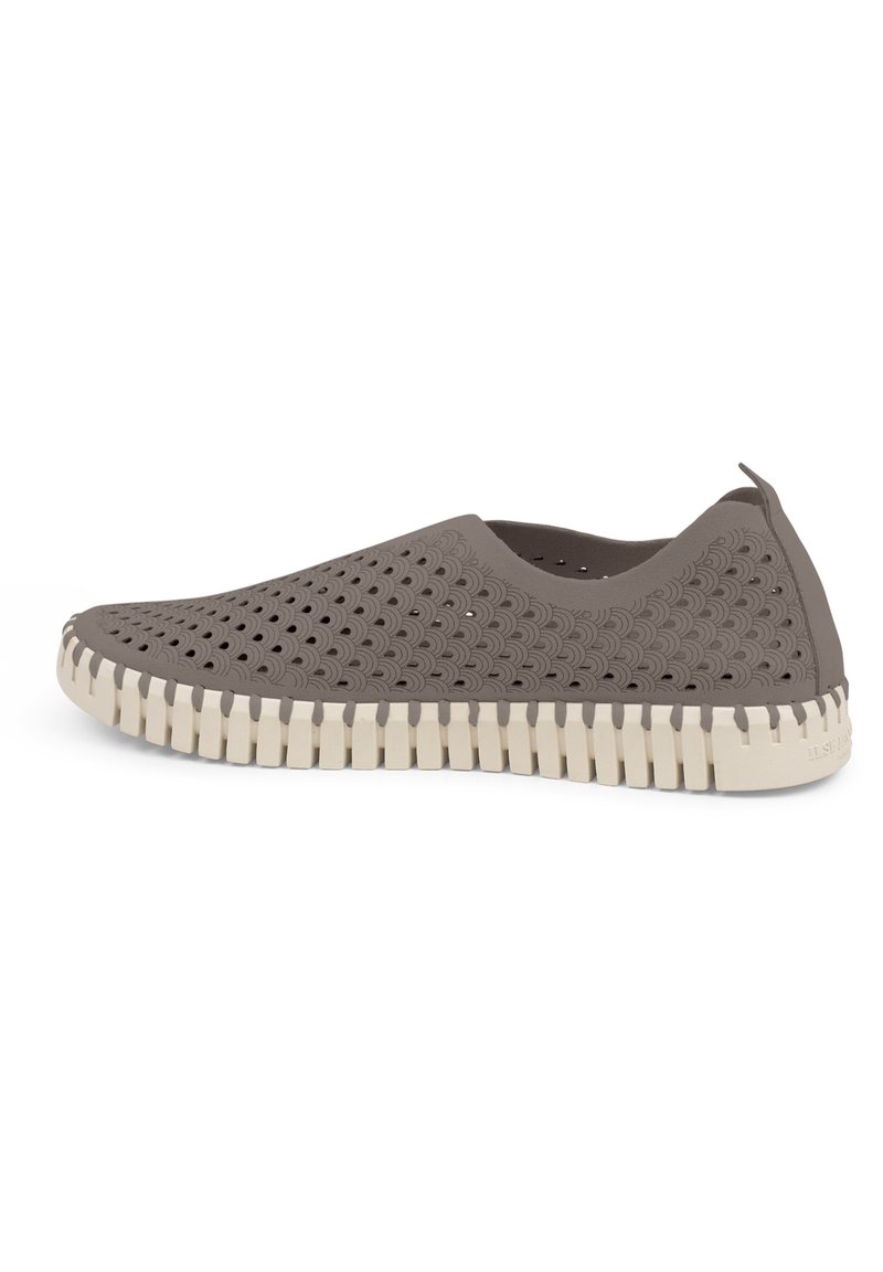Scarpa slip-on grigia realizzata in materiale flessibile con design a ritaglio e suola beige testurizzata. Presenta un profilo basso e un linguetta sul retro per facilitare l'indossamento.