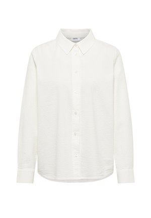 Hvid langærmet skjorte med knapper og spids krave, tekstureret stof og en lige kant, vist mod en ensfarvet baggrund.