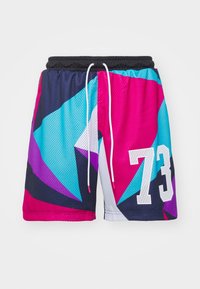 Bañador de malla con un patrón geométrico en rosa, morado, azul y negro, con el número "73" en blanco y una cinturilla elástica.