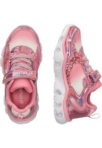 Rosa Sportschuhe mit Glitzerakzenten, Obermaterial aus Mesh, glänzenden Überzügen und abgerundeter Sohle. Sie verfügen über einen verstellbaren Riemen und dekorative Sterne.