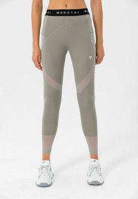 Grå leggings med en svart midje som har "MOROTAI"-logo, meshpaneldetaljer og en slank passform som er egnet for aktivt bruk.
