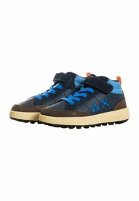 Sneakers alti per bambini in blu navy con lacci e dettagli blu chiaro, punte in suede marrone, suole beige e motivi geometrici cuciti.
