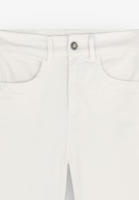Witte denim jeans met een ritssluiting en een metalen knoop, twee voorzakken en een gladde textuur. Klassiek vijfzakkenontwerp.
