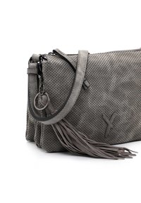 Borsa a tracolla in suede grigio con design perforato, tracolla regolabile, accessori in argento e dettaglio con nappina. Chiusura con zip. Forma compatta.