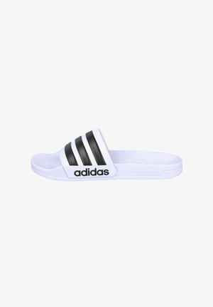 Sandalia tipo slide blanca de Adidas con tres rayas negras en la tira y logo negro de Adidas en el lateral, suela plana con amortiguación Cloudfoam.