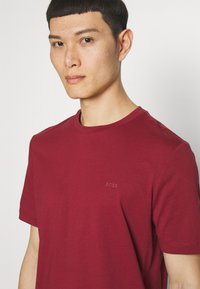 BOSS THOMPSON - Basic póló - dark red