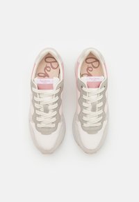 Zapatillas blancas y grises con detalles en rosa, de ante texturizado y cuero suave, con puntera redonda y cordones planos. Logo en la lengüeta.