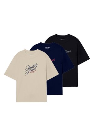 Drei T-Shirts in Beige, Marineblau und Schwarz; kurze Ärmel, Rundhalsausschnitt, mit dem "Jack & Jones"-Logo in kontrastierender Schrift. Aus Baumwollmaterial.