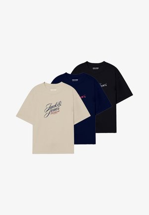 Drei T-Shirts in Beige, Marineblau und Schwarz; kurze Ärmel, Rundhalsausschnitt, mit dem "Jack & Jones"-Logo in kontrastierender Schrift. Aus Baumwollmaterial.