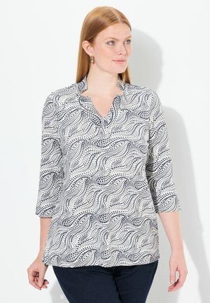 Weiße Bluse mit Navy-Wellen- und Punktmuster, mit Kragen und drei Viertelärmeln, aus leichtem Stoff gefertigt.