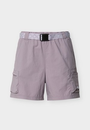 Ανοιχτό μωβ cargo σορτς με πλαϊνές τσέπες και ταιριαστή ρυθμιζόμενη ζώνη με μαύρη αγκράφα, απλωμένα προς προβολή.