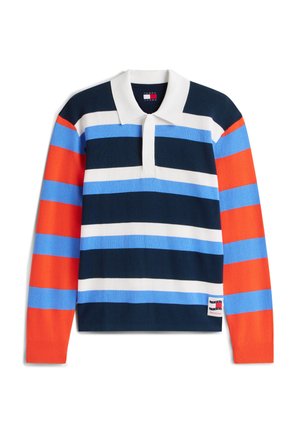 Tricou rugby cu mâneci lungi cu dungi orizontale late în albastru închis, albastru deschis, alb și portocaliu, prevăzut cu un guler alb și o emblemă logo.