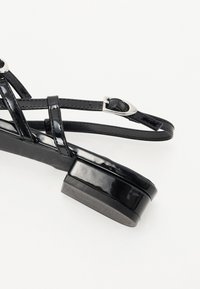 Thumbnail Image 9