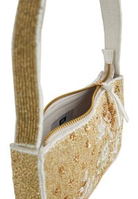 Beaded torbica v zlato in slonokoščenih odtenkih. Ima teksturirano površino, zadrgo in zaobljen nastavljiv trak za nošenje čez ramo.