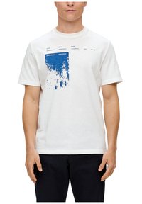 Biała bawełniana koszulka z niebieskim graficznym wzorem i tekstem z przodu, z krótkim rękawem i klasycznym okrągłym dekoltem.