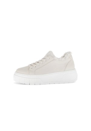 Beżowy sneaker z niską cholewką, grubą białą podeszwą, sznurowaniem z przodu i puszystą futrzaną wyściółką widoczną wokół kołnierza.