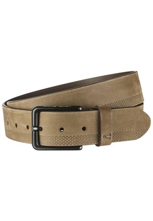 Ceinture en daim beige avec une finition lisse, dotée d'une boucle en métal noir et d'accents texturés en relief le long des bords. Plusieurs perforations de taille présentes.