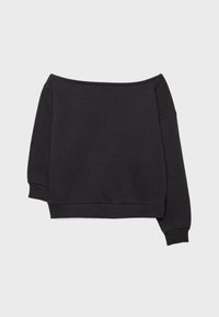 Crna majica bez ramena od mekanog materijala, sa opuštenim krojem, dugim rukavima te rebrastim rubom i manžetnama.