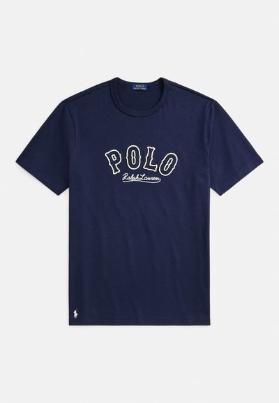 Temno modra kratka majica s kratkimi rokavi z napisom "POLO Ralph Lauren" čez prsni del in majhno belo logotip igralca polo pri spodnjem robu.