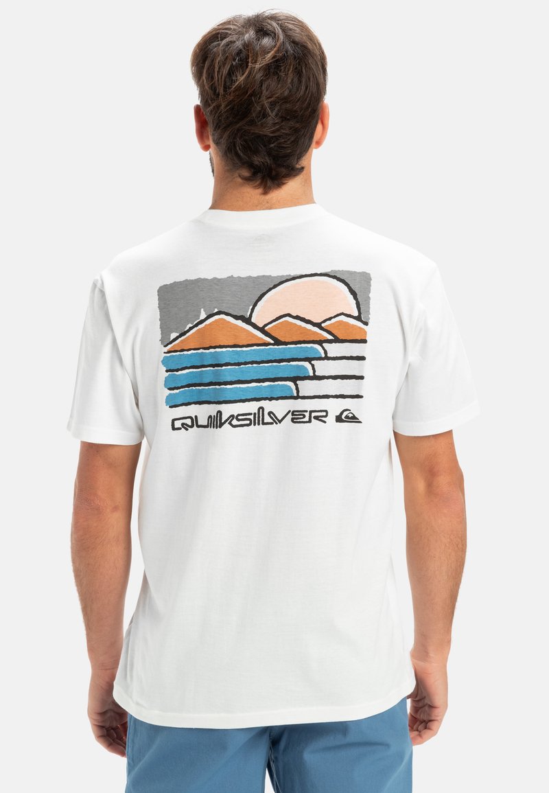 Hvid bomulds t-shirt med et farverigt grafisk design på ryggen med bjerge, blå striber og en stor sol, mærket med "Quiksilver."